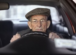 oude man in auto